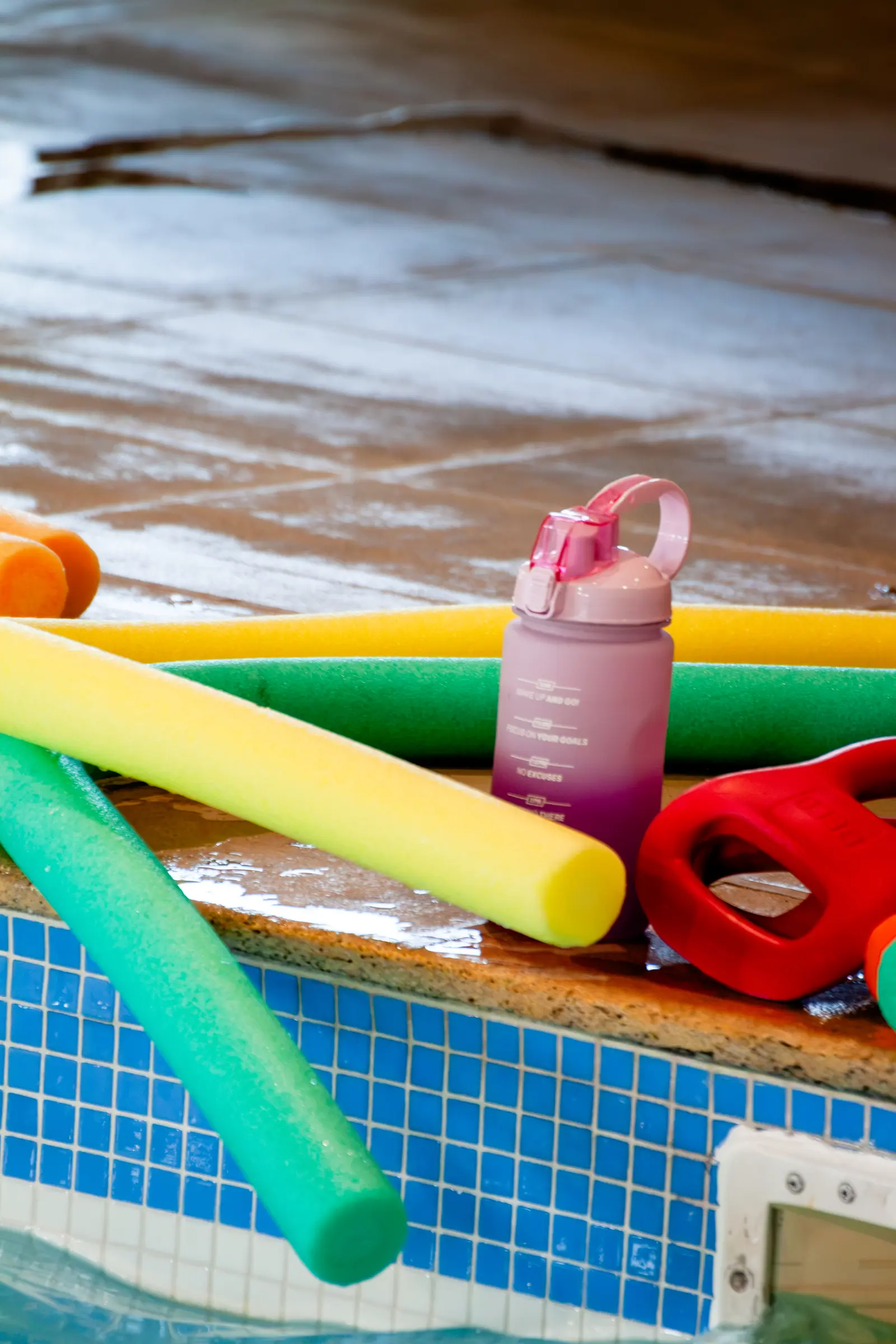Matériel d’aquagym posé au bord du bassin du Club House