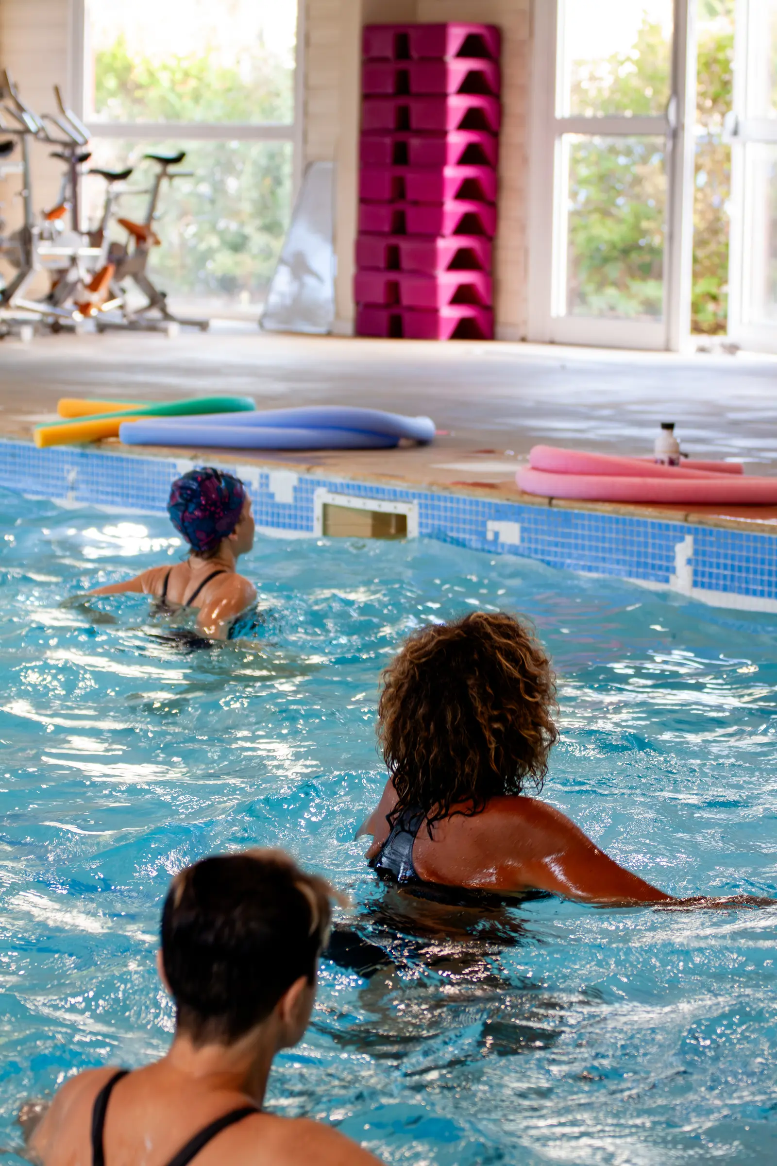 Cours d’aquagym dans la piscine intérieure du Club House