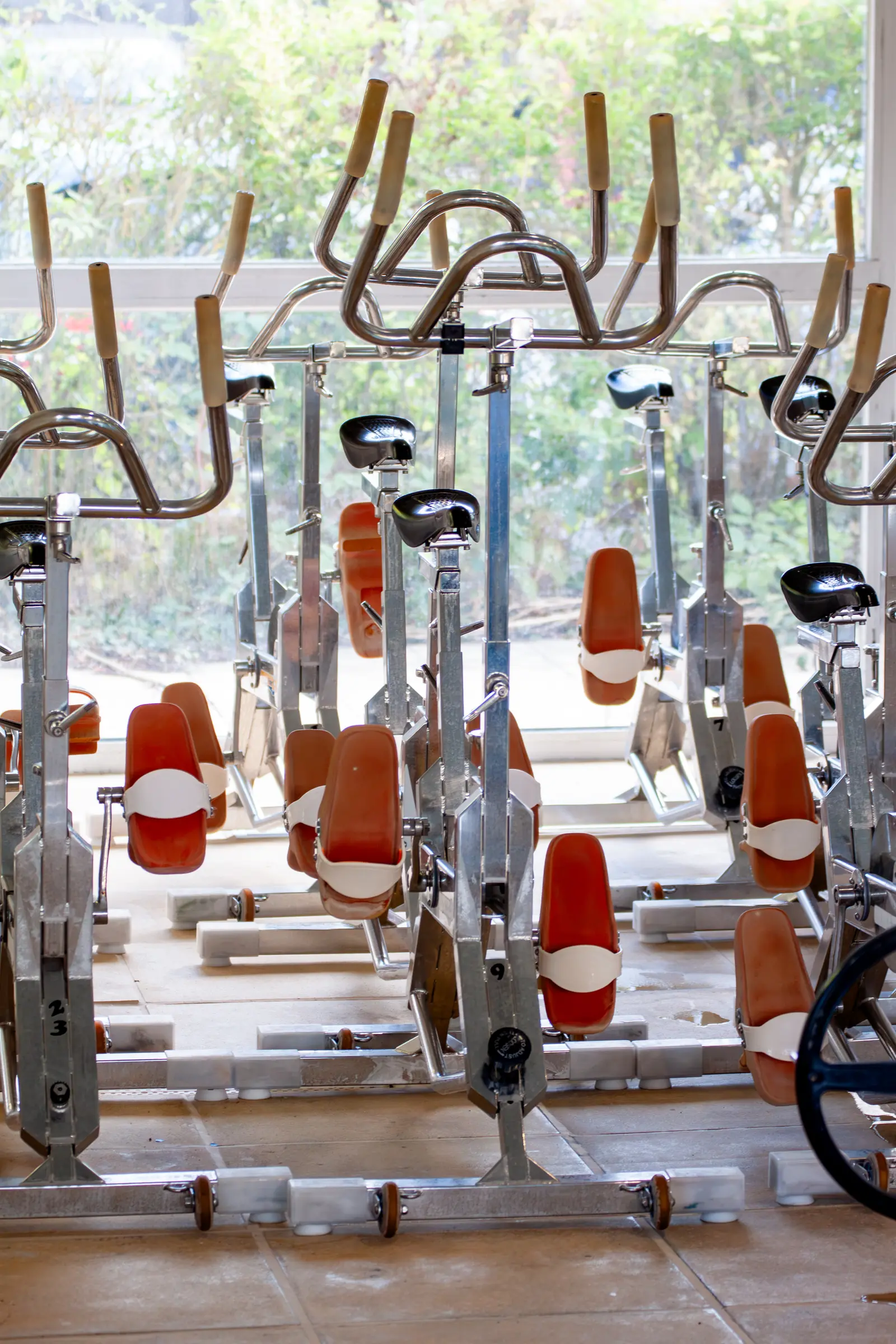 Vélos d’aquabike au bord de la piscine du Club House