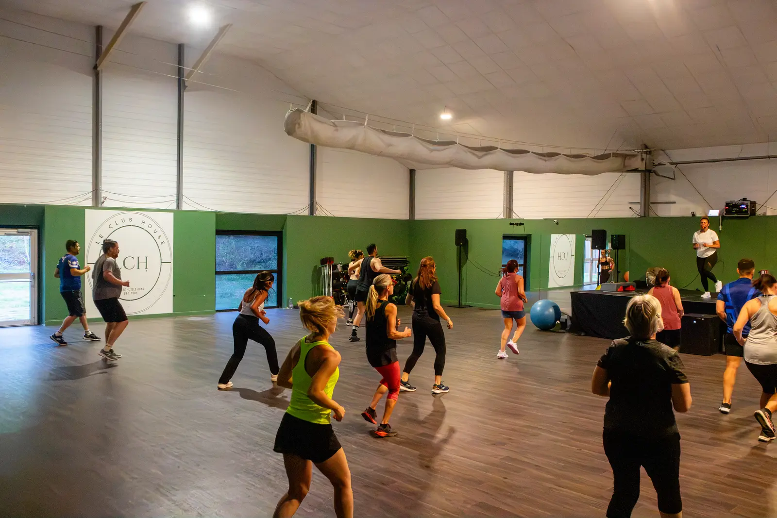 Cours collectif dans la grande salle du Club House