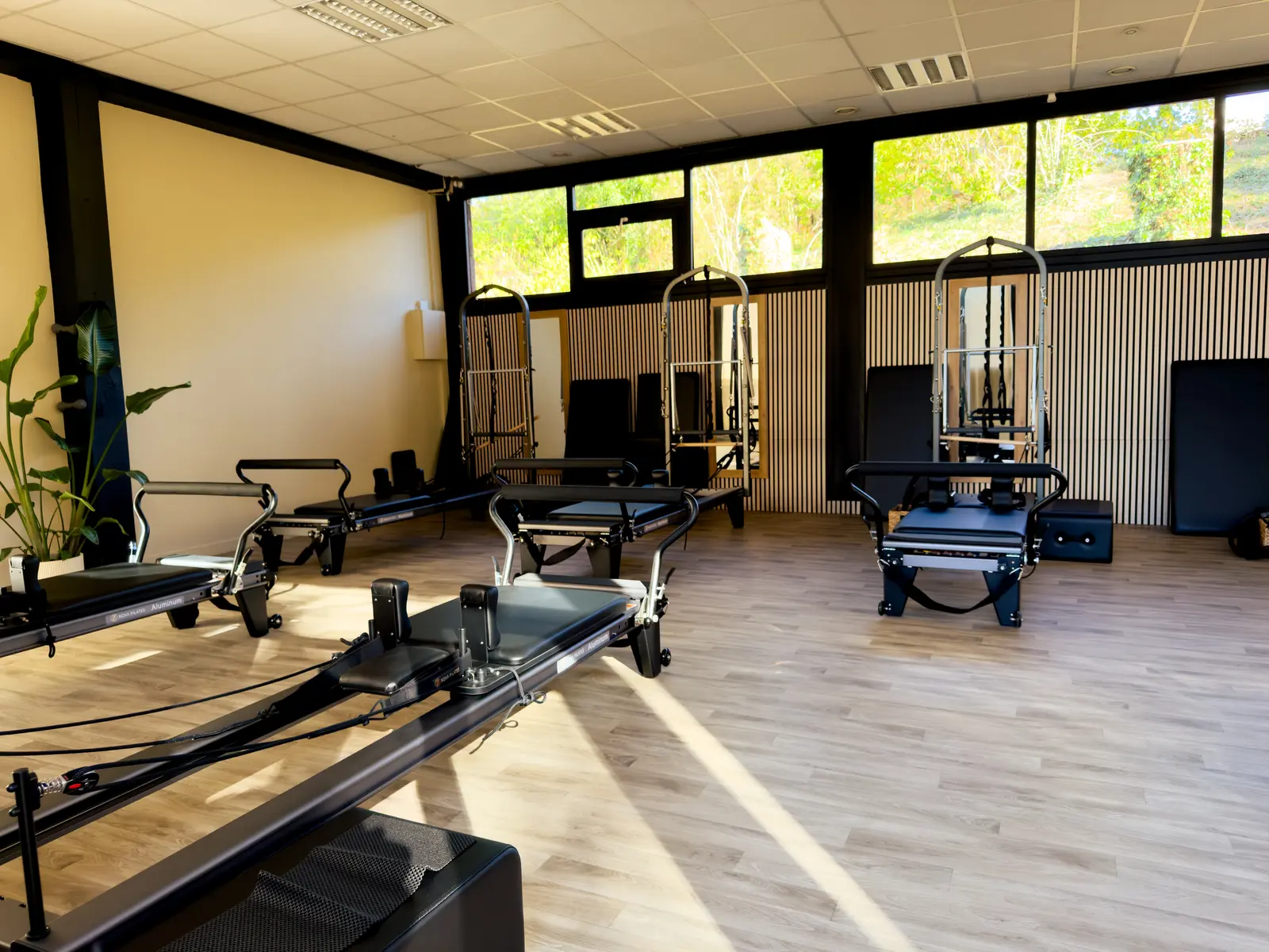 Studio Pilates reformer du Club House, baigné de lumière